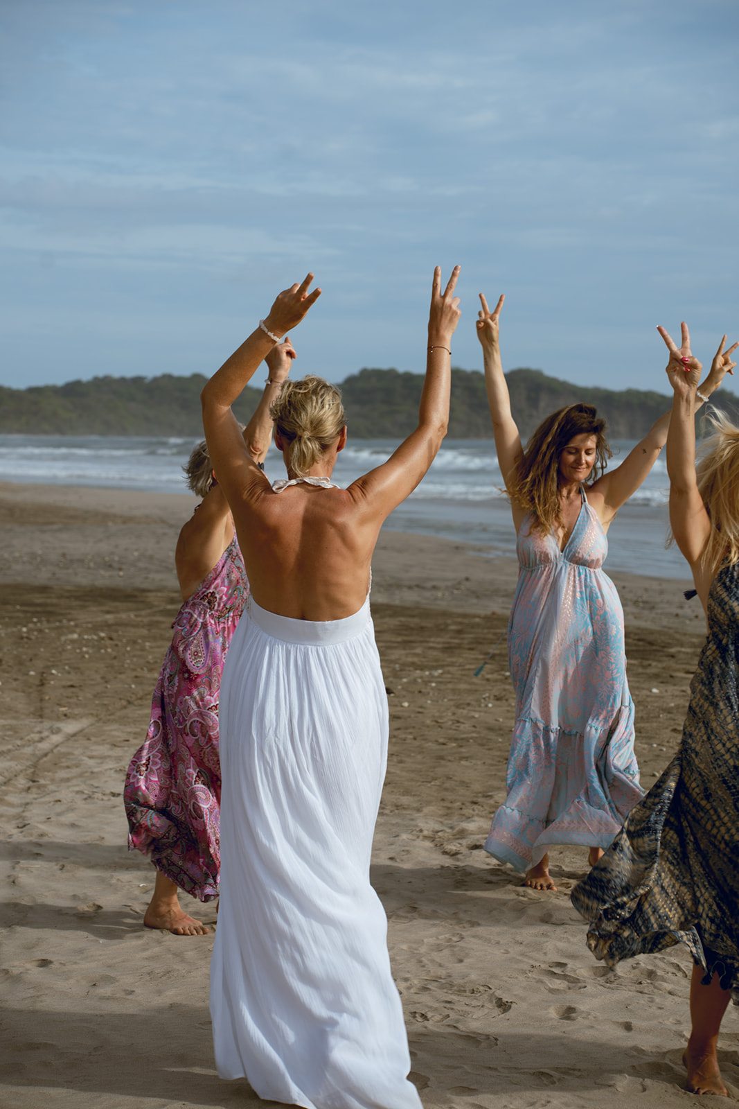Frauen tanzen am Strand