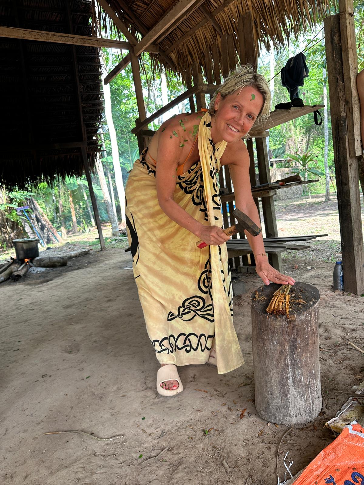 Arbeit mit Wurzeln im Amazonas